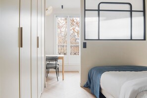 Iron/ironing board, WiFi, bed sheets - Blueground | Ternes, balcony, nr Arc de Triomphe (Paris)
