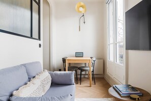 TV, stereo - Blueground | Ternes, balcony, nr Arc de Triomphe (Paris)