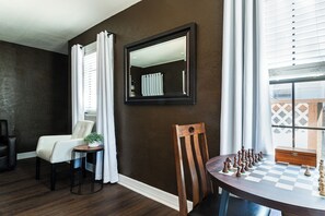 Dining - 1BR The Pawns Suite! Montrose Finds & Brews (Houston)