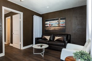 Smart TV - 1BR The Pawns Suite! Montrose Finds & Brews (Houston)