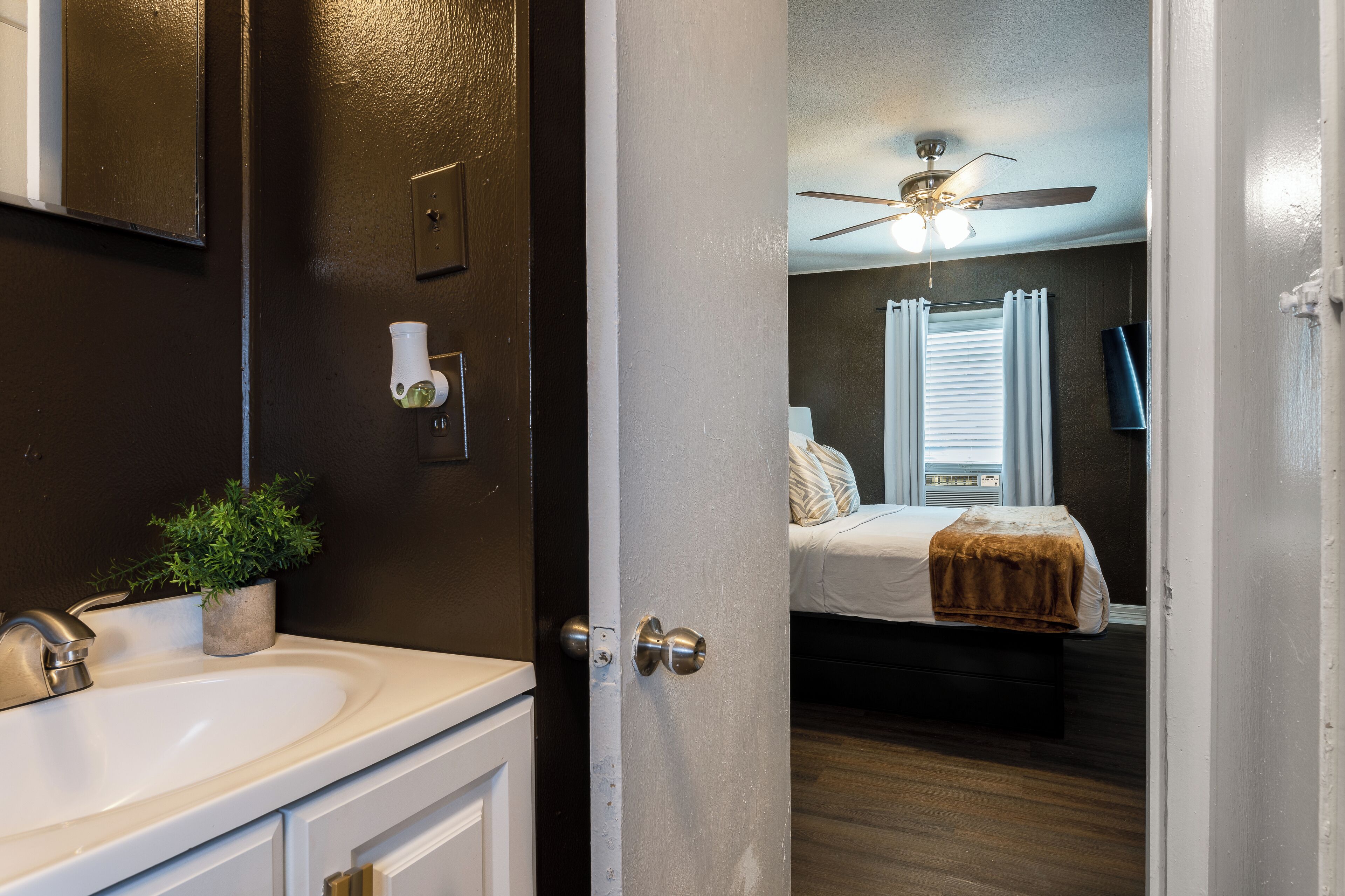 Bureau, fer et planche à repasser, lit parapluie, Wi-Fi gratuit