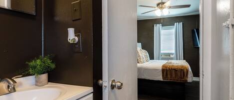 Schreibtisch, Bügeleisen/Bügelbrett, Reisekinderbett, kostenloses WLAN