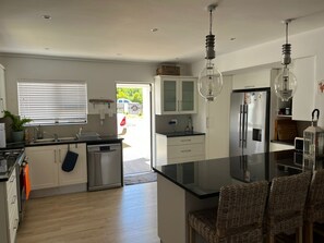 Jääkaappi, mikroaaltouuni, uuni, liesi