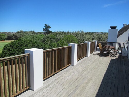 Sea Breeze Cottage - Modern and Relaxing