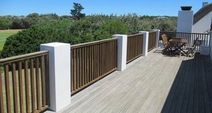 Sea Breeze Cottage - Modern and Relaxing