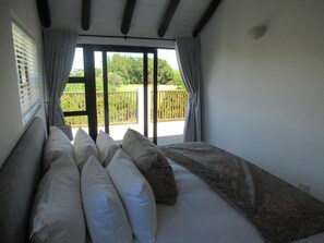 Tabla de planchar con plancha, wifi y ropa de cama 