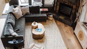 Télévision, cheminée, livres