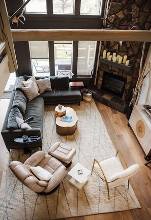 TV, caminetto, libri