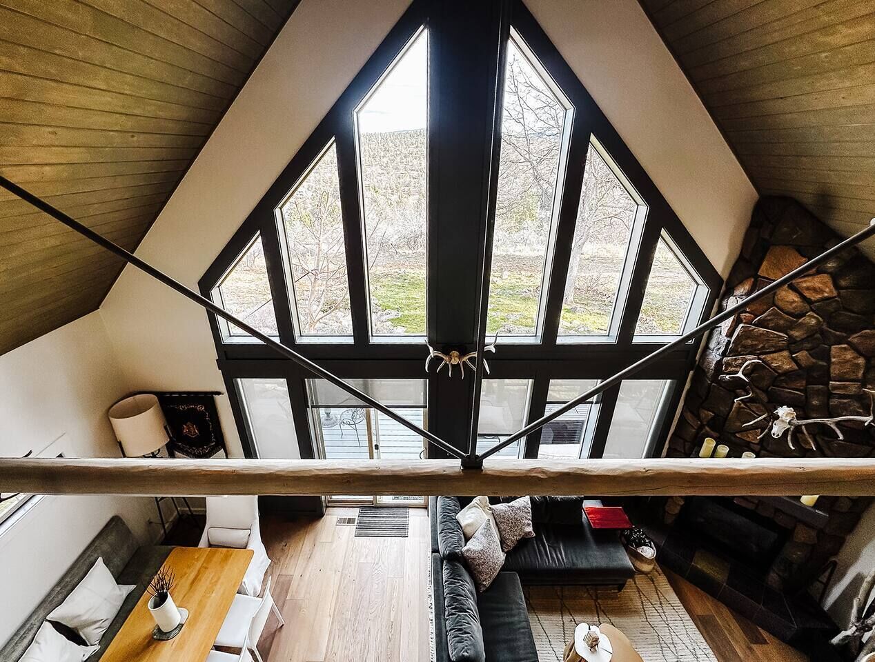 Télévision, cheminée, livres