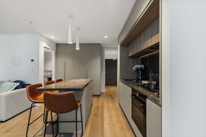Fridge, microwave, dishwasher, electric kettle - Luxury CBD Retreat, Level 51 Views (Melbourne)