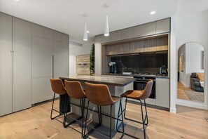 Fridge, microwave, dishwasher, electric kettle - Luxury CBD Retreat, Level 51 Views (Melbourne)