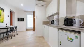 Familienapartment, Mehrere Schlafzimmer (Dimora Lucia Bari) | Eigene Küche | Kühlschrank, Ofen, Herdplatte, Wasserkocher mit Kaffee-/Teezubehör