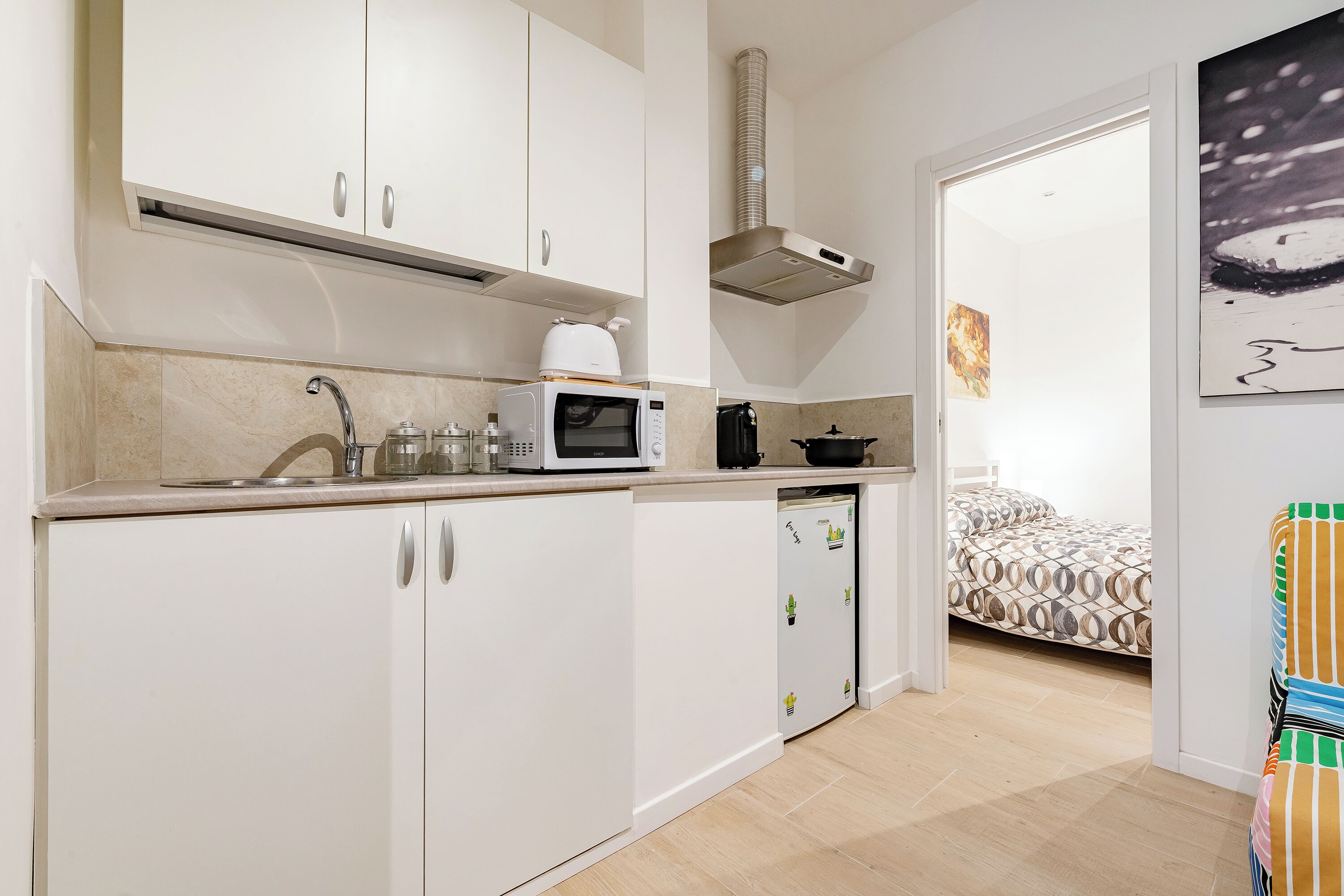 Fridge, oven, stovetop, coffee/tea maker