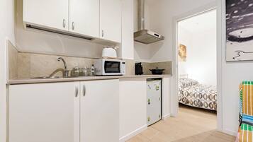 Fridge, oven, stovetop, coffee/tea maker