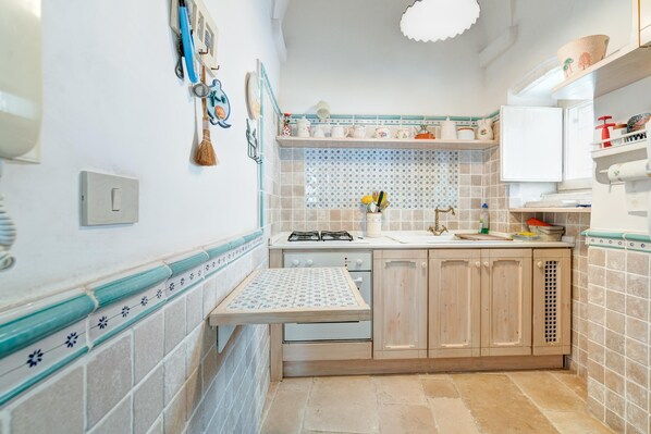 Fridge, oven, stovetop, cookware/dishes/utensils - La Torretta di Gió, Le piccole Case Bianche (Ostuni)