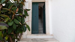 A white building with a green door and a staircase leading inside. - Borgo&Mare Terrace Sant'Oronzo Palace (Ostuni)