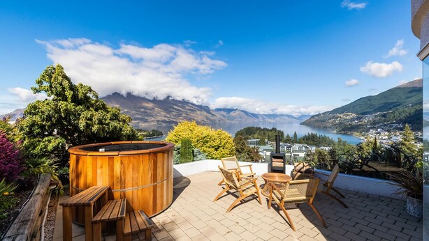 Terrace/patio - Edinburgh 3BR 2BA with Hot Tub Views Fireplace (Queenstown)