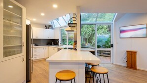 Fridge, microwave, oven, stovetop - Edinburgh 3BR 2BA with Hot Tub Views Fireplace (Queenstown)