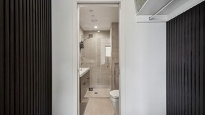 Shower, hair dryer - Kiwi Studio Apartment minutes from Coronet Peak (Queenstown)