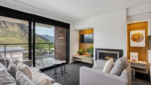 Fireplace - Kiwi Studio Apartment minutes from Coronet Peak (Queenstown)