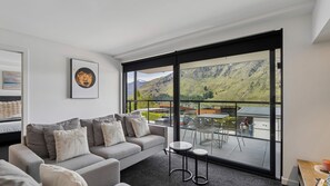 Fireplace - Kiwi Studio Apartment minutes from Coronet Peak (Queenstown)