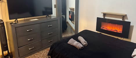 Tabla de planchar con plancha, wifi y ropa de cama
