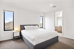 5 bedrooms, iron/ironing board, WiFi, bed sheets