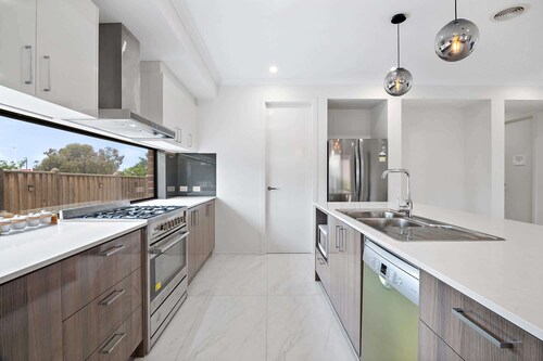 Spacious 5-Bed Home in Peaceful Point Cook