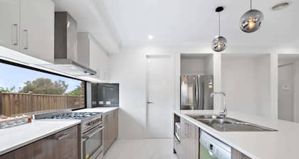 Spacious 5-Bed Home in Peaceful Point Cook