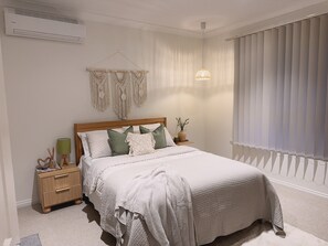 Caja de seguridad en la habitación y escritorio