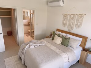 1 bedroom, in-room safe, desk, iron/ironing board - Private 1BR Home in Bentleigh Central · Walk to Station ·Full Kitchen & Netflix (Bentleigh)