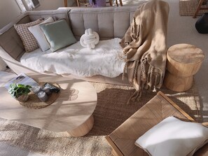 Smart TV, books - Private 1BR Home in Bentleigh Central · Walk to Station ·Full Kitchen & Netflix (Bentleigh)