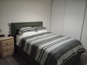 Schreibtisch, Bügeleisen/Bügelbrett, kostenloses WLAN, Bettwäsche