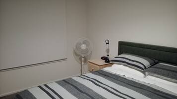 Bureau, fer et planche Ă repasser, Wi-Fi gratuit, draps fournis