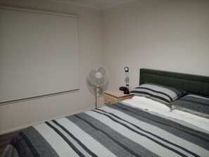 Escriptori, planxa i posts de planxar, wifi gratuïta i roba de llit