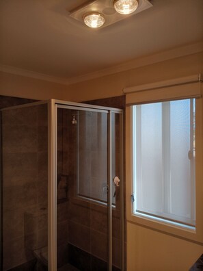 Shower, hair dryer, towels, soap - New and modern cottage in peaceful setting. (Bordertown)