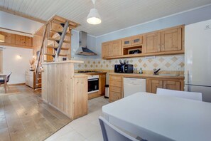 Fridge, microwave, oven, dishwasher - Tilleuls - 2 bedroom apartment in the centre (MORZINE)