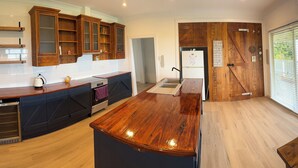 Microones, forn, placa de cuina i rentaplats 