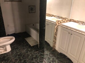 Serviettes fournies, papier toilette