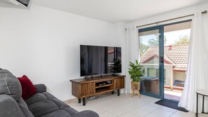 TV - 'Bay Breeze' Minutes from the Beach (Nelson Bay)