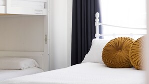 2 bedrooms, iron/ironing board, Internet, bed sheets - 'Bay Breeze' Minutes from the Beach (Nelson Bay)