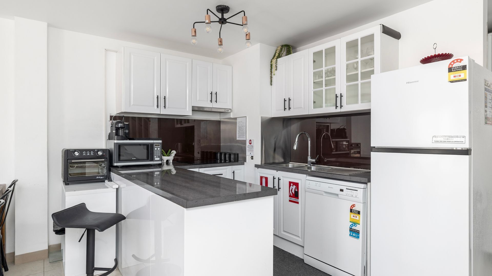 Frigorífico, microondas, placa de cocina y lavavajillas