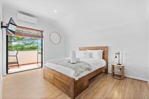 2 bedrooms, desk, iron/ironing board, WiFi