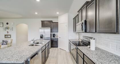 Charming 3BR/2BA Retreat w/ Pool Near Dining, Shopping & HEB Family-Friendly!