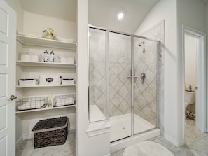 Secadora de cabello, toallas, jabón, papel de baño
