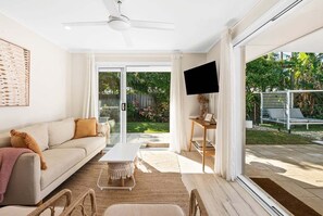 TV - Villa Minyama - Pool, Kayaks and Bikes (Sunshine Coast)