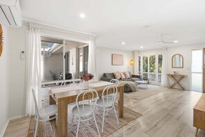 Interior - Villa Minyama - Pool, Kayaks and Bikes (Sunshine Coast)