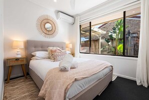 4 bedrooms, iron/ironing board, travel crib, WiFi - Villa Minyama - Pool, Kayaks and Bikes (Sunshine Coast)
