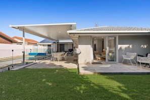 Outdoor dining - Villa Minyama - Pool, Kayaks and Bikes (Sunshine Coast)