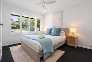 Iron/ironing board, travel cot, WiFi, bed sheets - Villa Minyama - Pool, Kayaks and Bikes (Sunshine Coast)